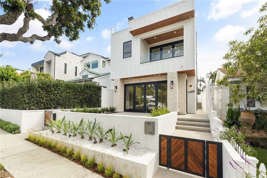 616 Poinsettia Avenue - Photo 1