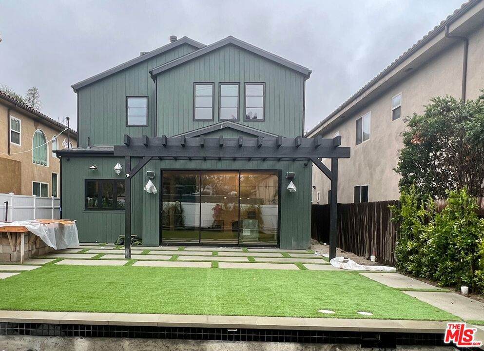 4425 Bellingham Avenue - Photo 1