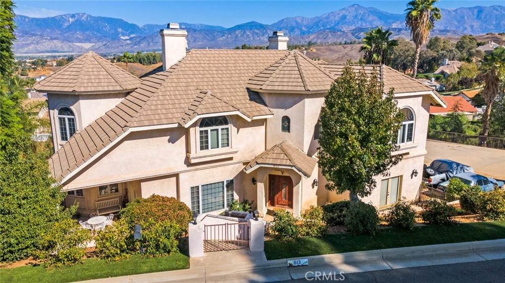 613 Sunset Drive - Photo 1