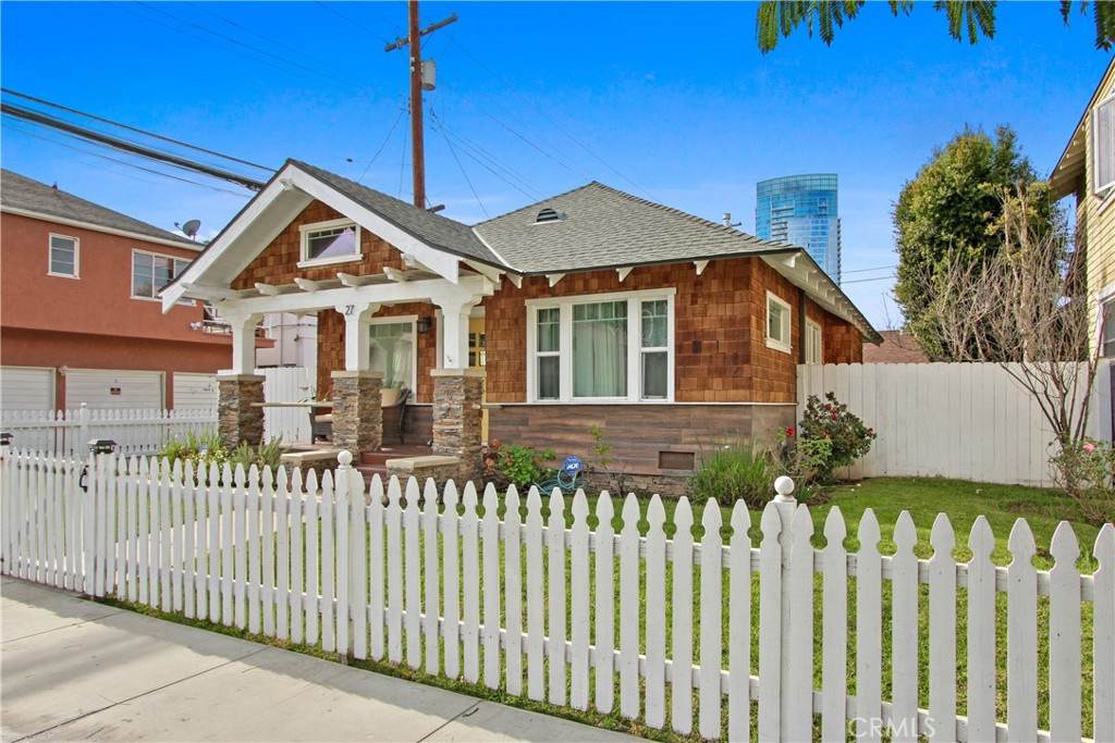 27 Cerritos Avenue - Photo 1