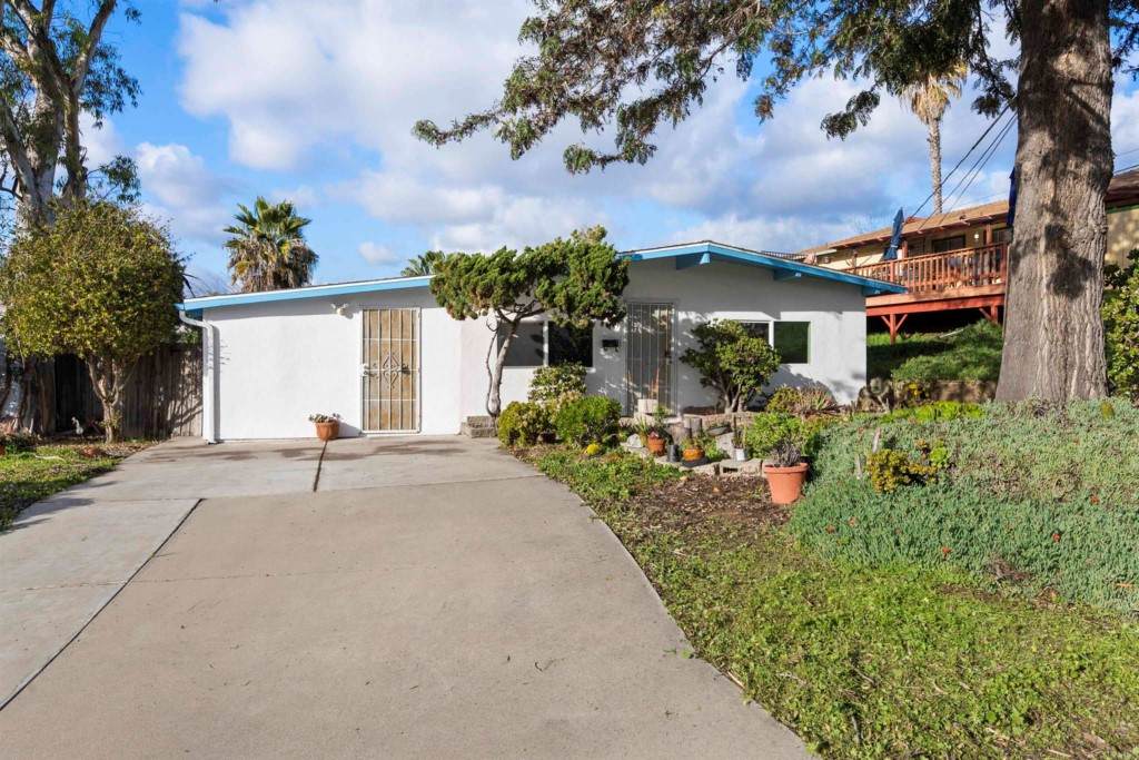 111 Country Club Drive - Photo 1