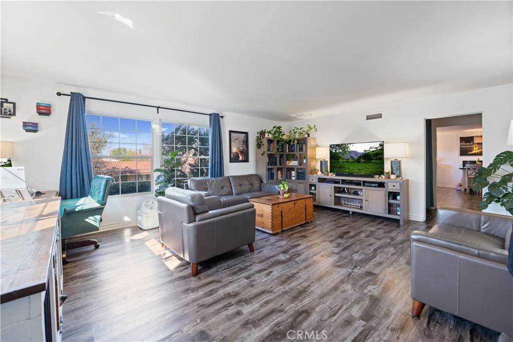 523 La Verne Street - Photo 1