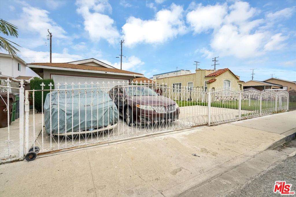 613 Spruce Street - Photo 1