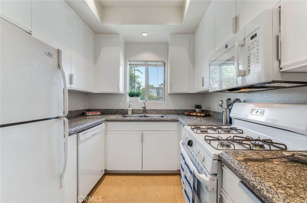 10706 Victory Boulevard - Photo 1