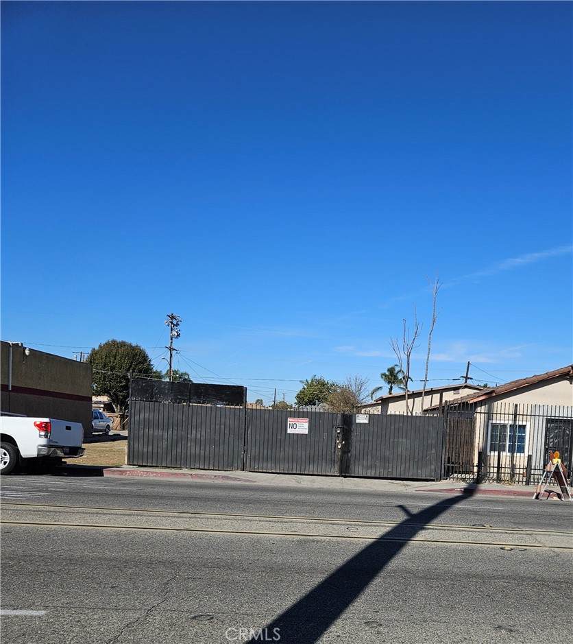 653 Compton Boulevard - Photo 1