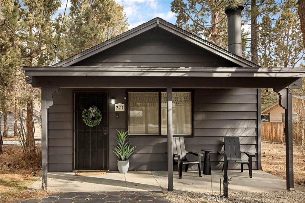 221 Angeles Boulevard - Photo 1