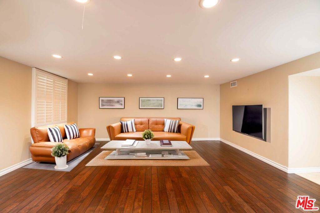 5301 Balboa Boulevard - Photo 1