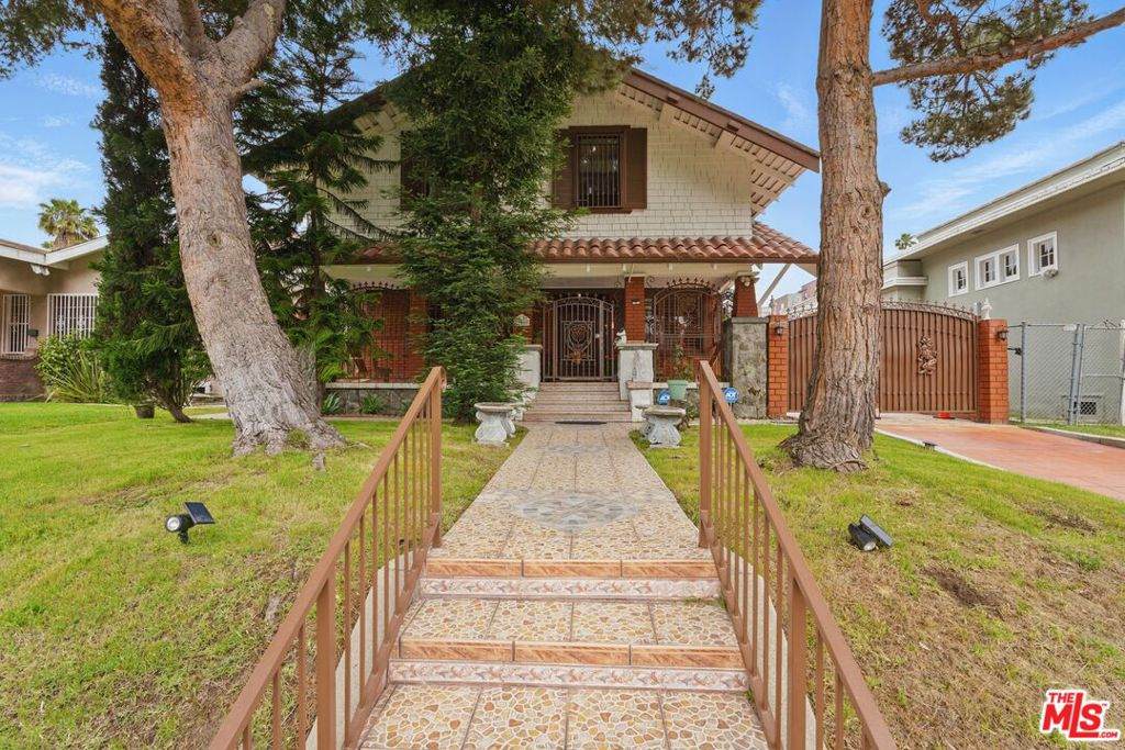 128 St Andrews Place - Photo 1