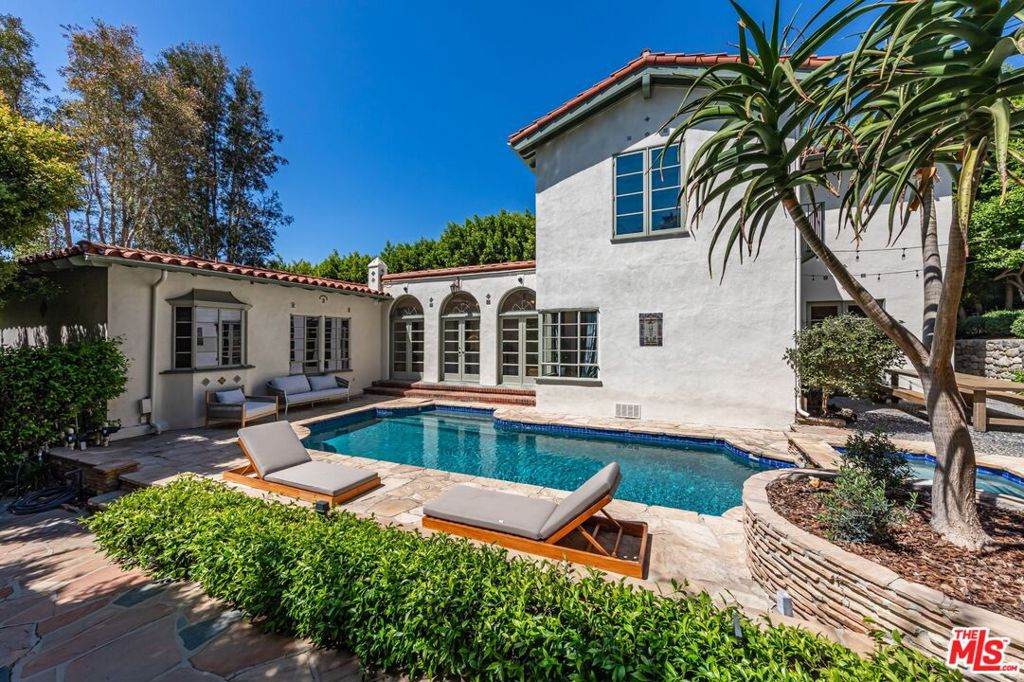 1136 Doheny Drive - Photo 1