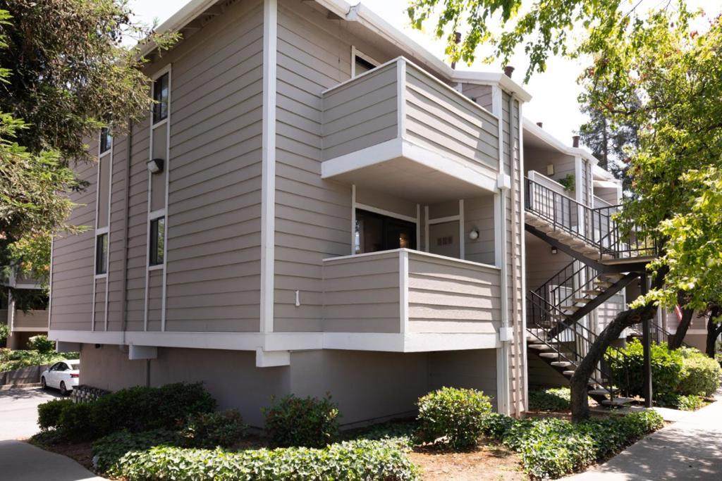 300 Stonegate Circle - Photo 1
