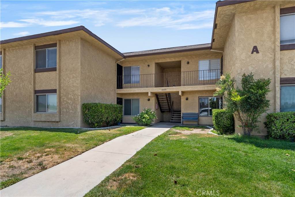 42935 15th Street - Photo 1