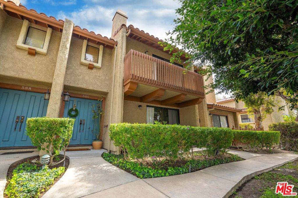 586 Rosewood Avenue - Photo 1