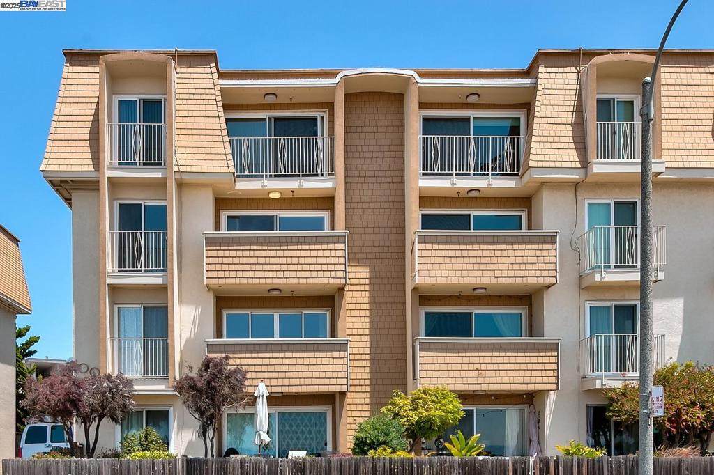1001 Shoreline Dr - Photo 1