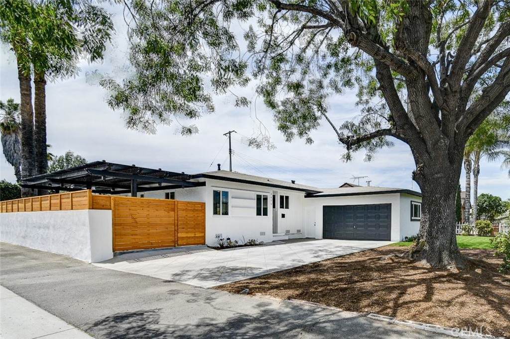 1613 Roosevelt Avenue - Photo 1