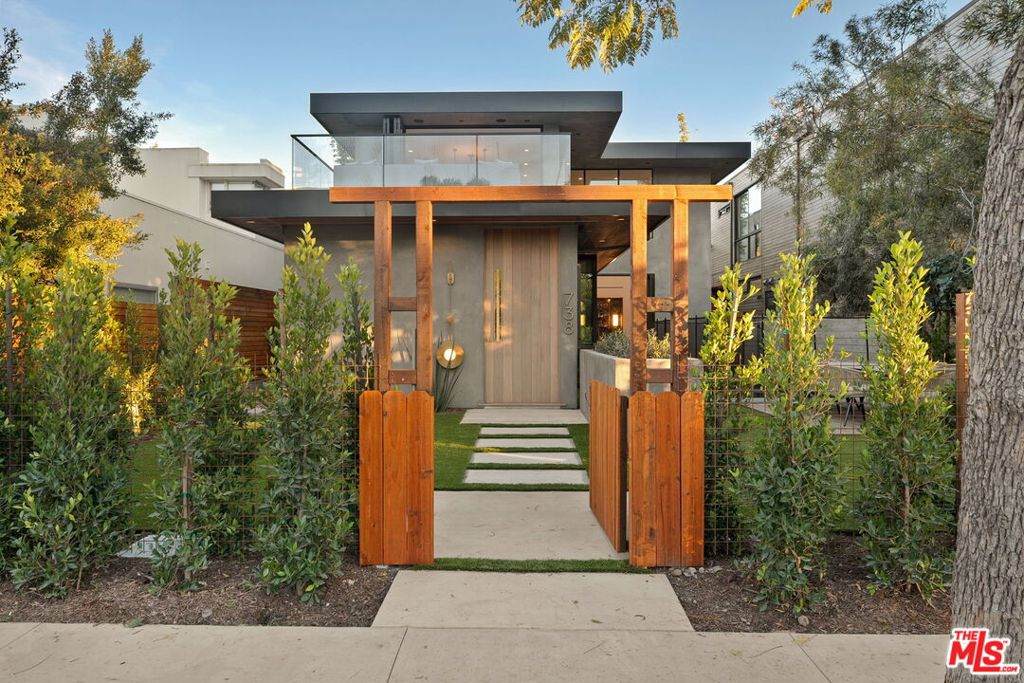 738 Palms Boulevard - Photo 1