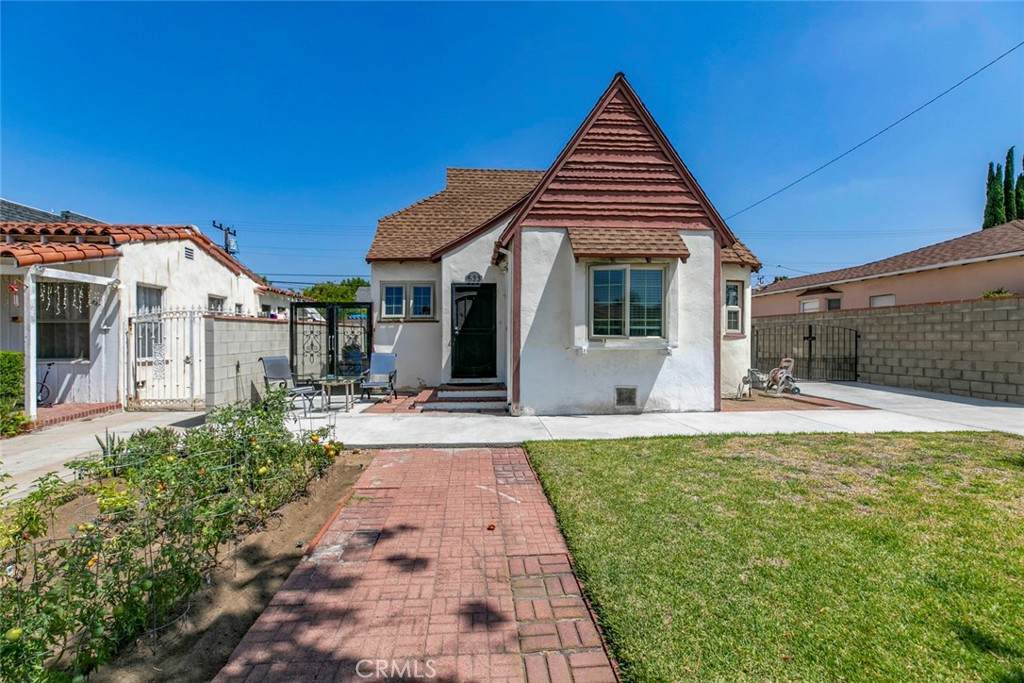 533 Hawthorne Street - Photo 1