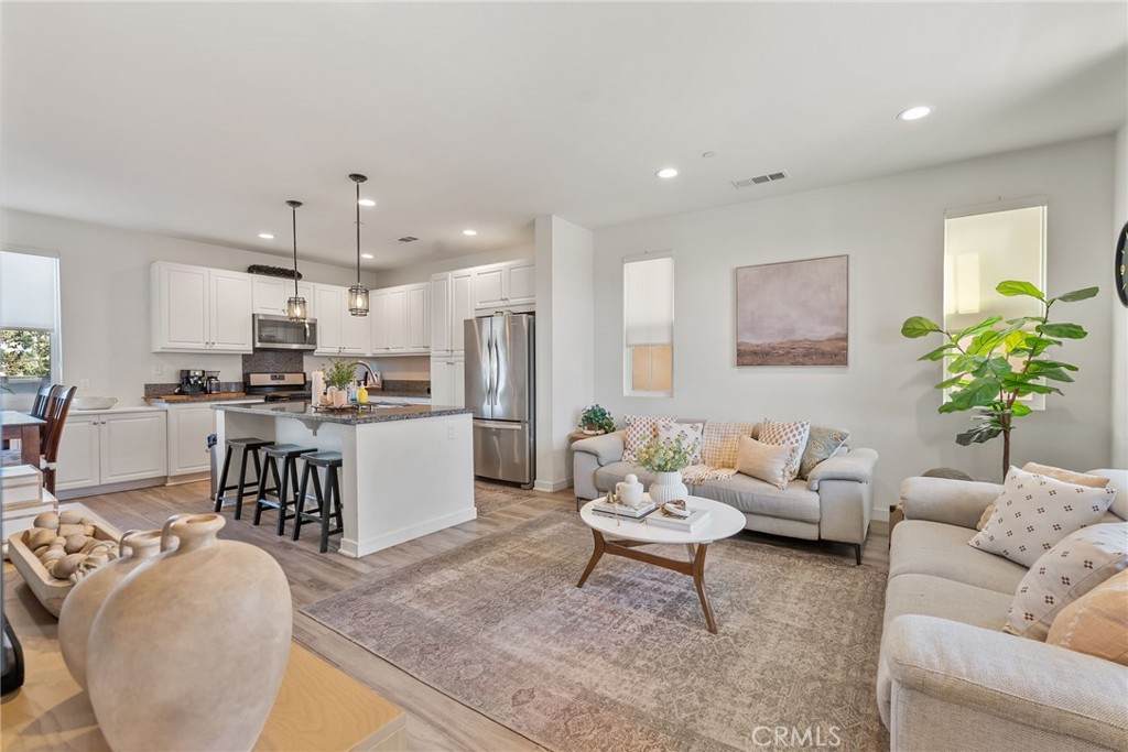 390 Bellarose - Photo 1