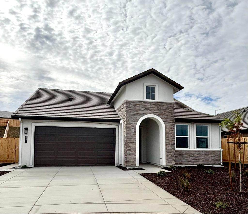 837 Emma Court - Photo 1