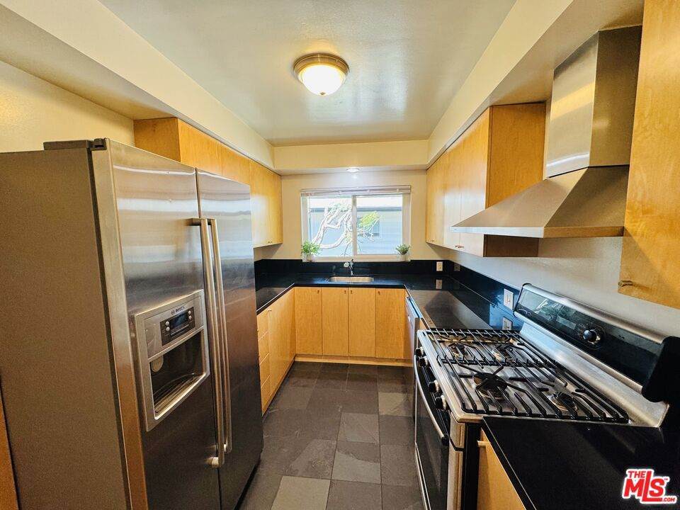 912 6th Street - Photo 1