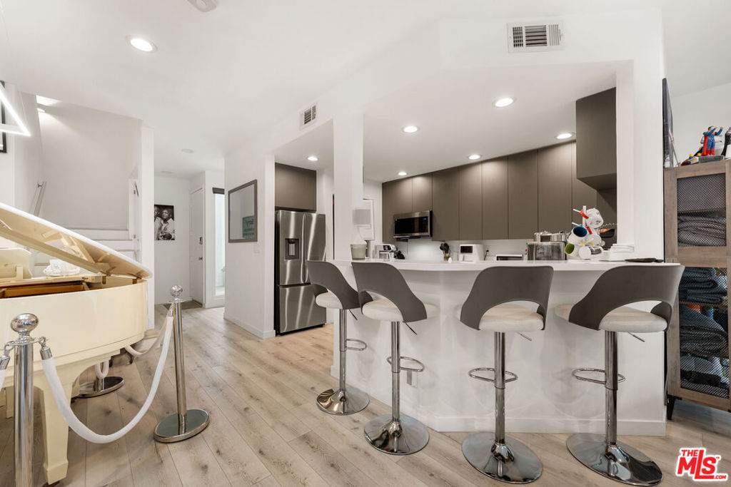 8601 West Knoll Drive - Photo 1