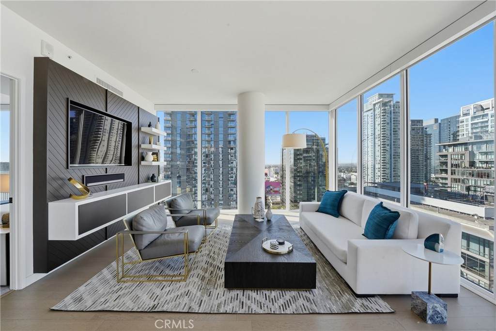 1050 Grand - Photo 1