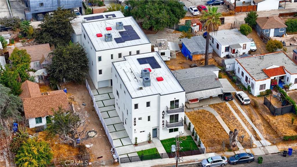 257 Avenue 54 - Photo 1