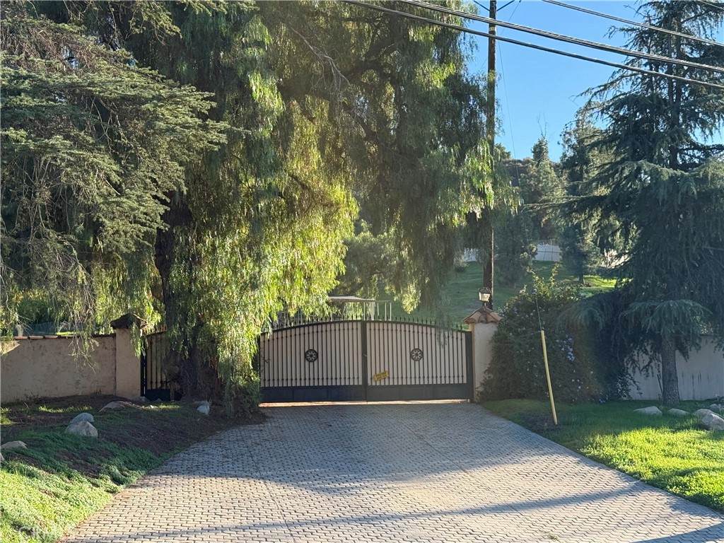 9528 Sunland Blvd - Photo 1