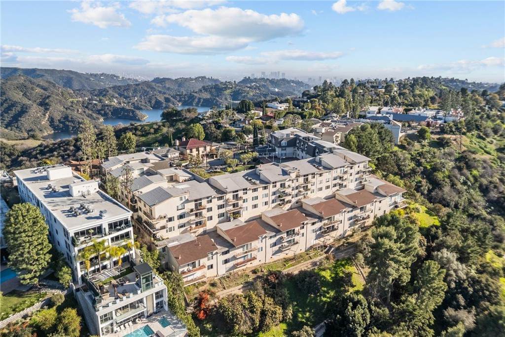 2385 Roscomare - Photo 1
