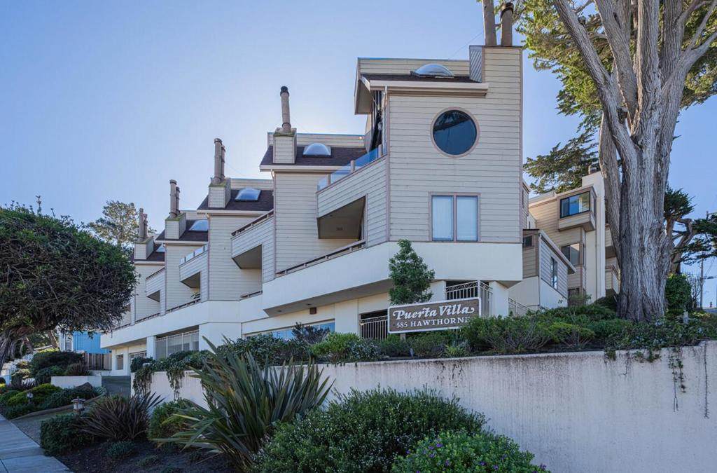 585 Hawthorne Street - Photo 1