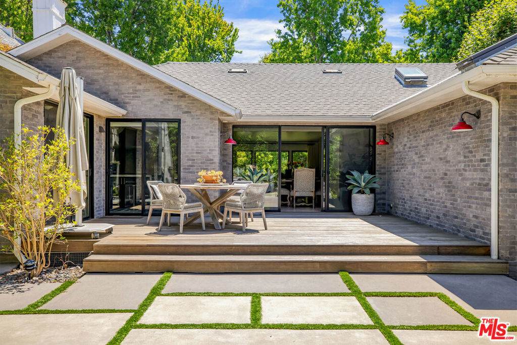 521 Loring Avenue - Photo 1