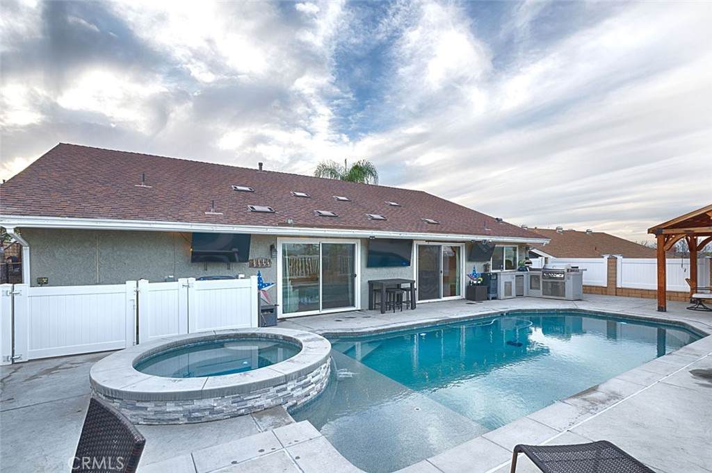 2015 Ontario - Photo 1