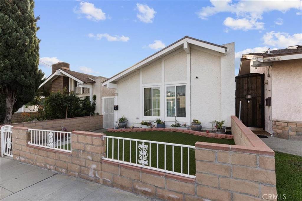 1353 Termino Avenue - Photo 1