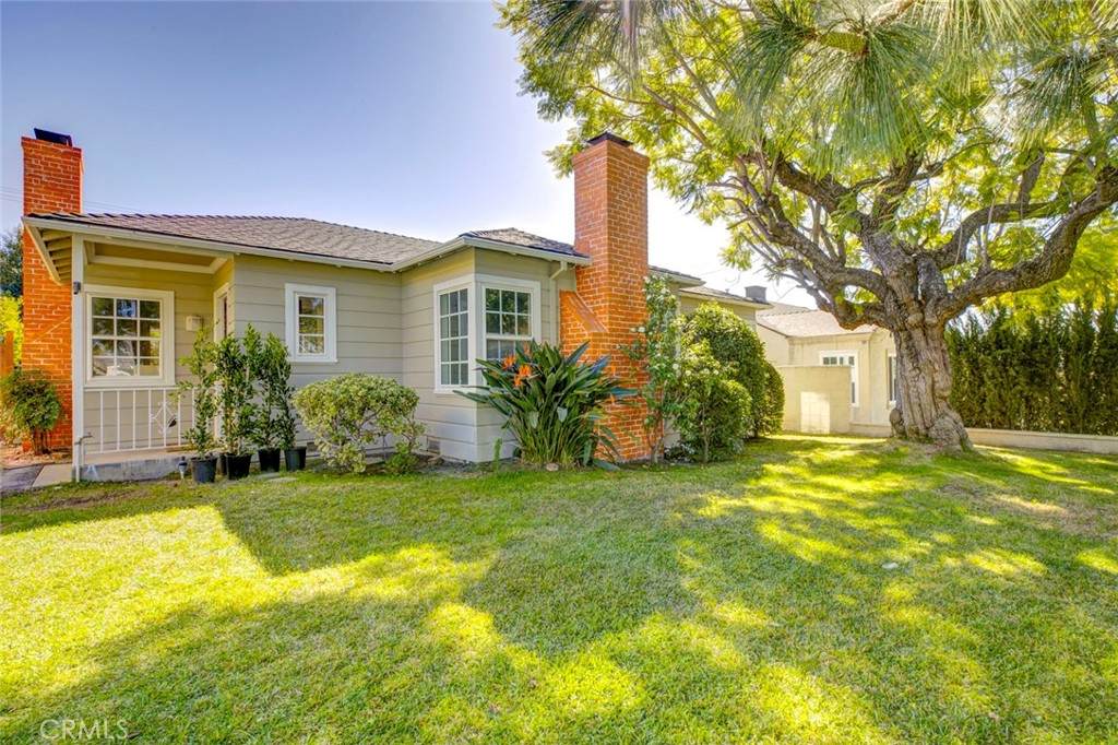 1406 Irving Avenue - Photo 1