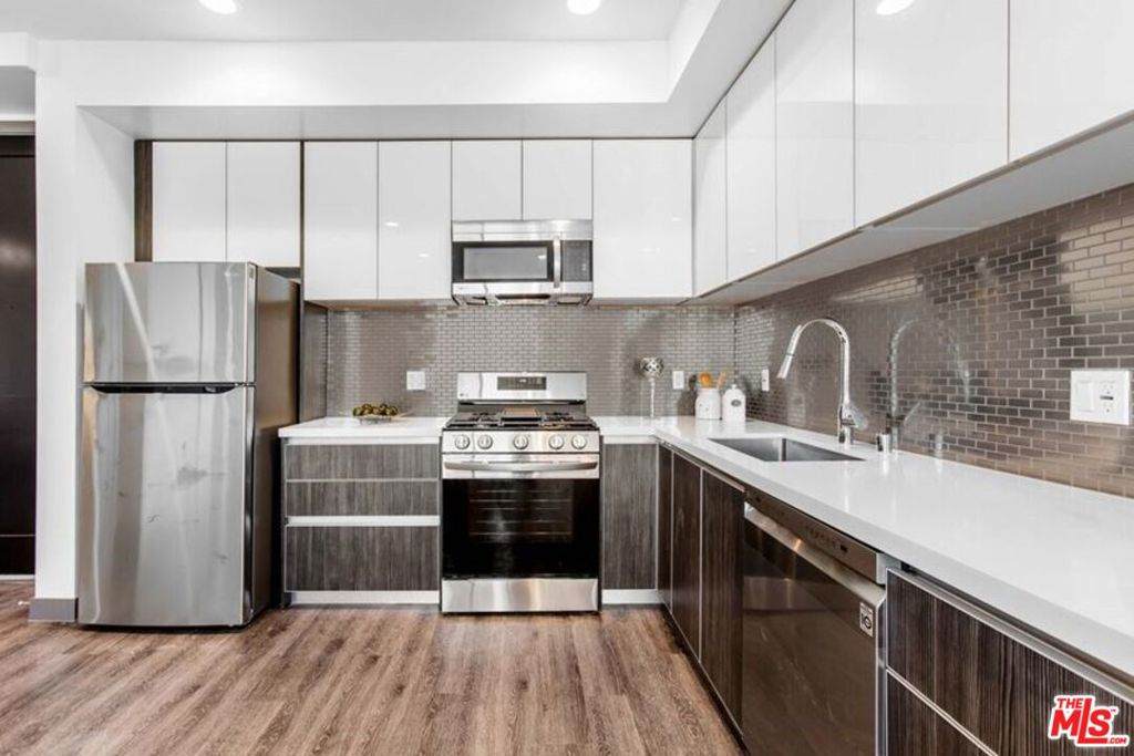 552 Hobart Boulevard - Photo 1