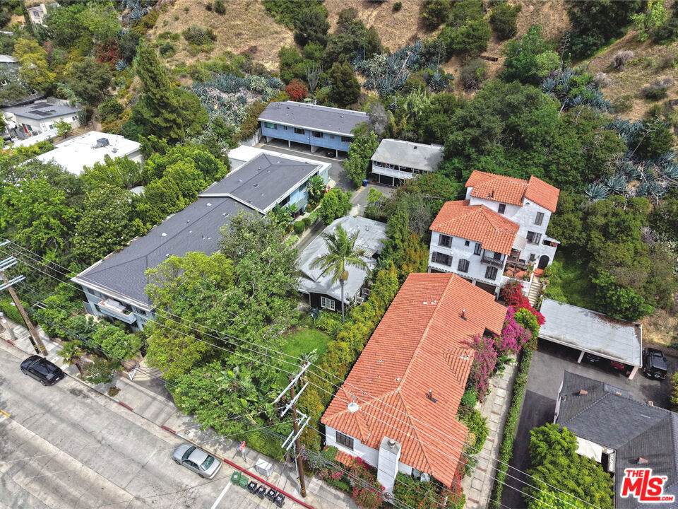 2592 Beachwood Drive - Photo 1