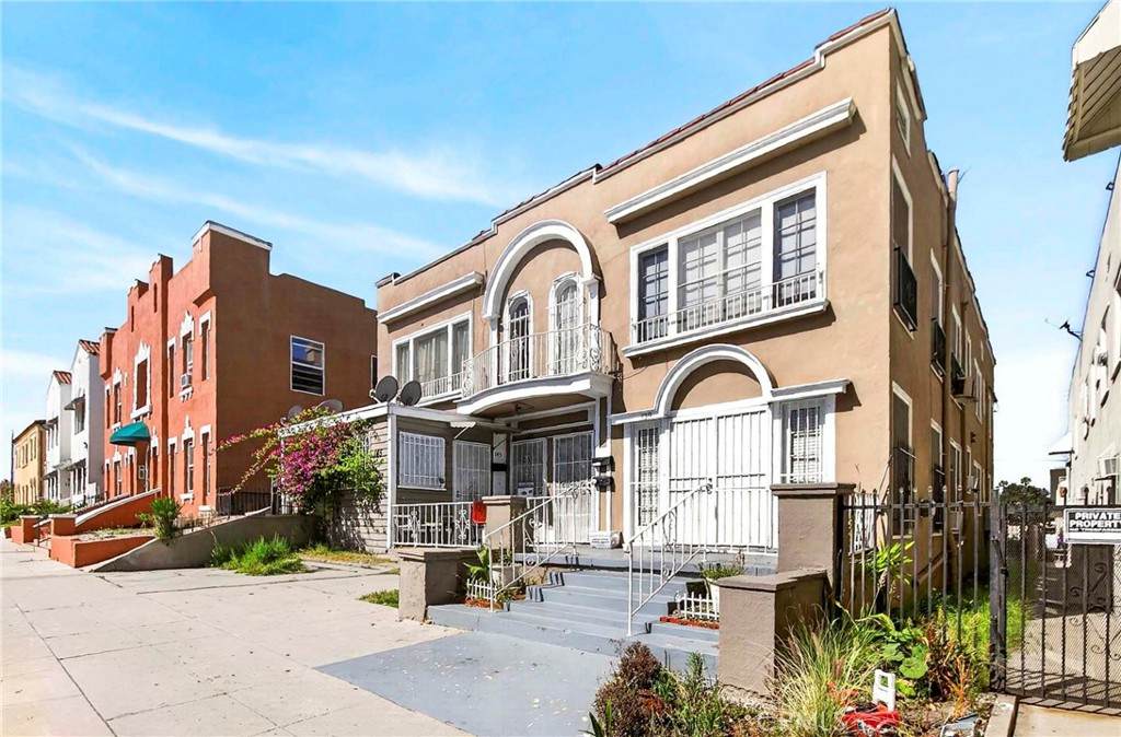 139 Manhattan - Photo 1