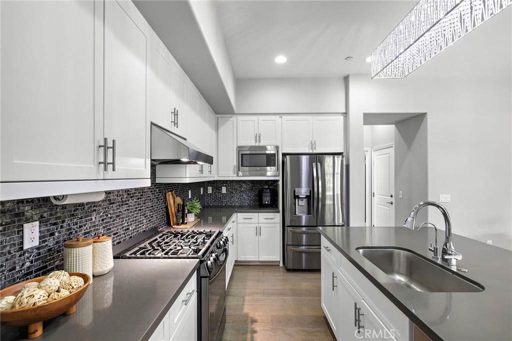 93 Promesa Avenue - Photo 1