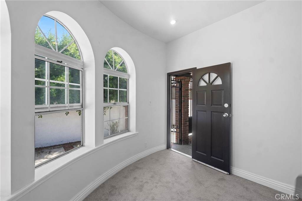 5334 Victoria - Photo 1