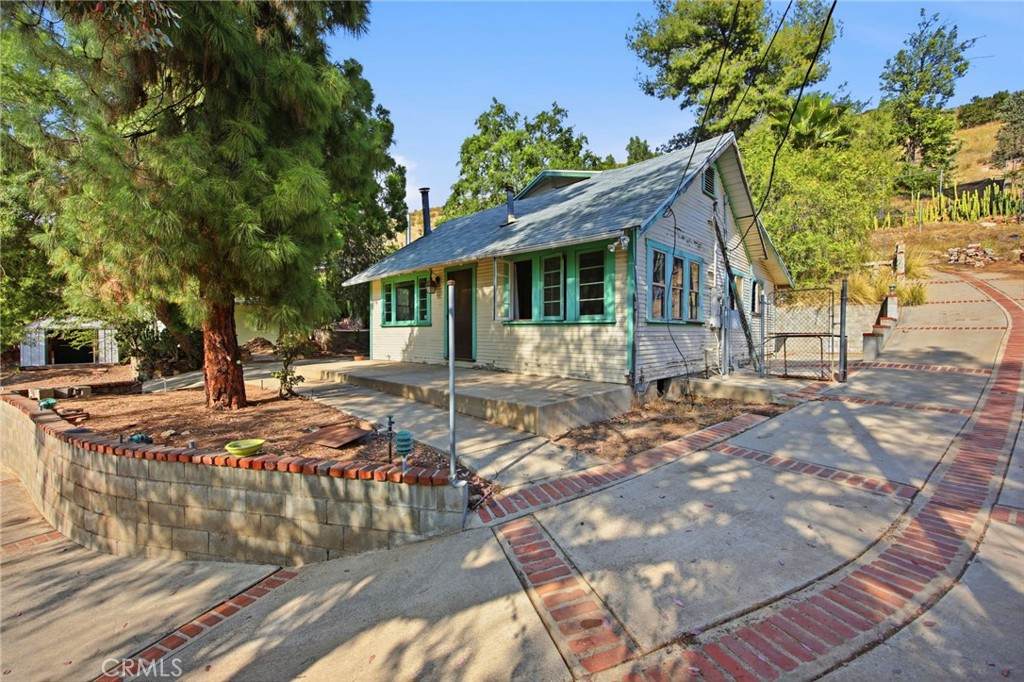 10064 Sunland Boulevard - Photo 1