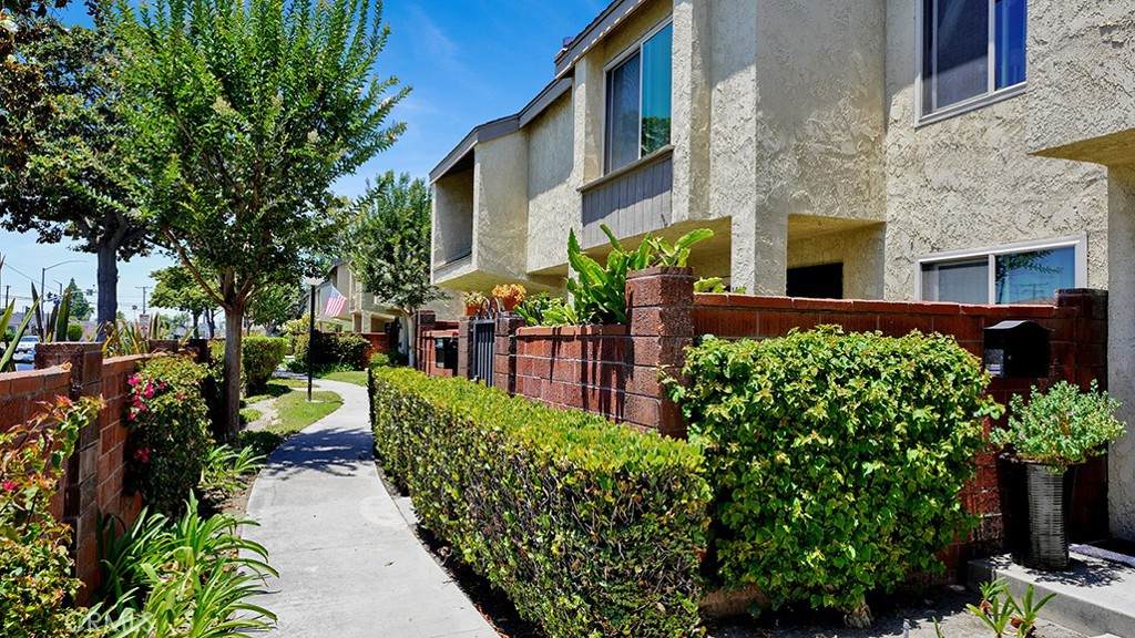 1013 Orangewood - Photo 1
