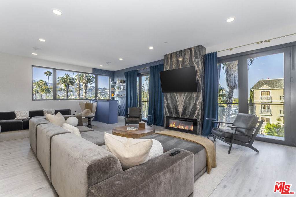 137 Doheny Drive - Photo 1