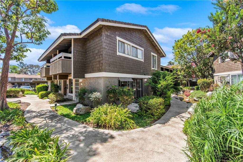53 Streamwood - Photo 1