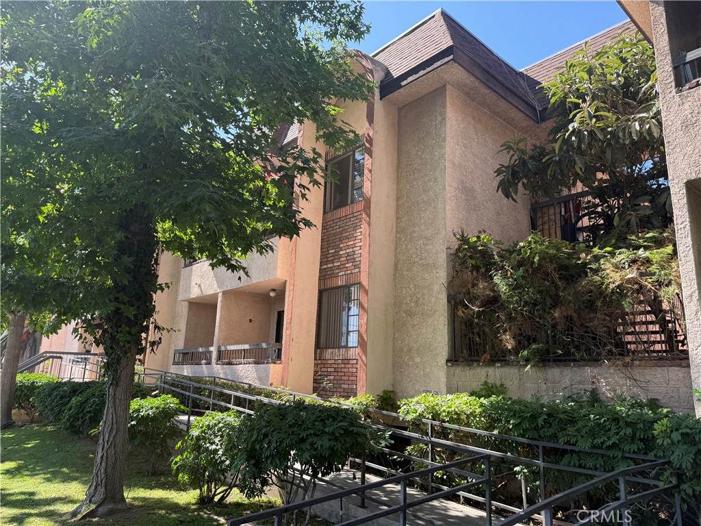 211 Magnolia - Photo 1