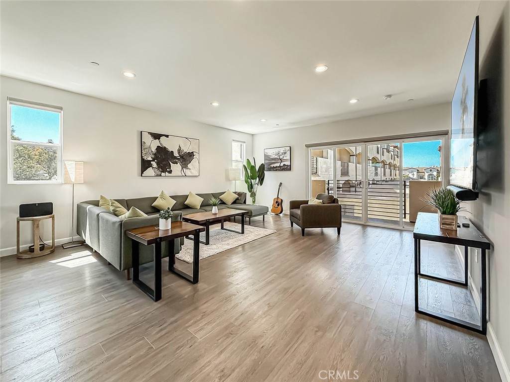 946 Warwick - Photo 1