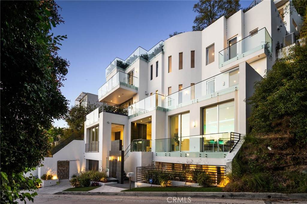 9459 Beverly Crest - Photo 1