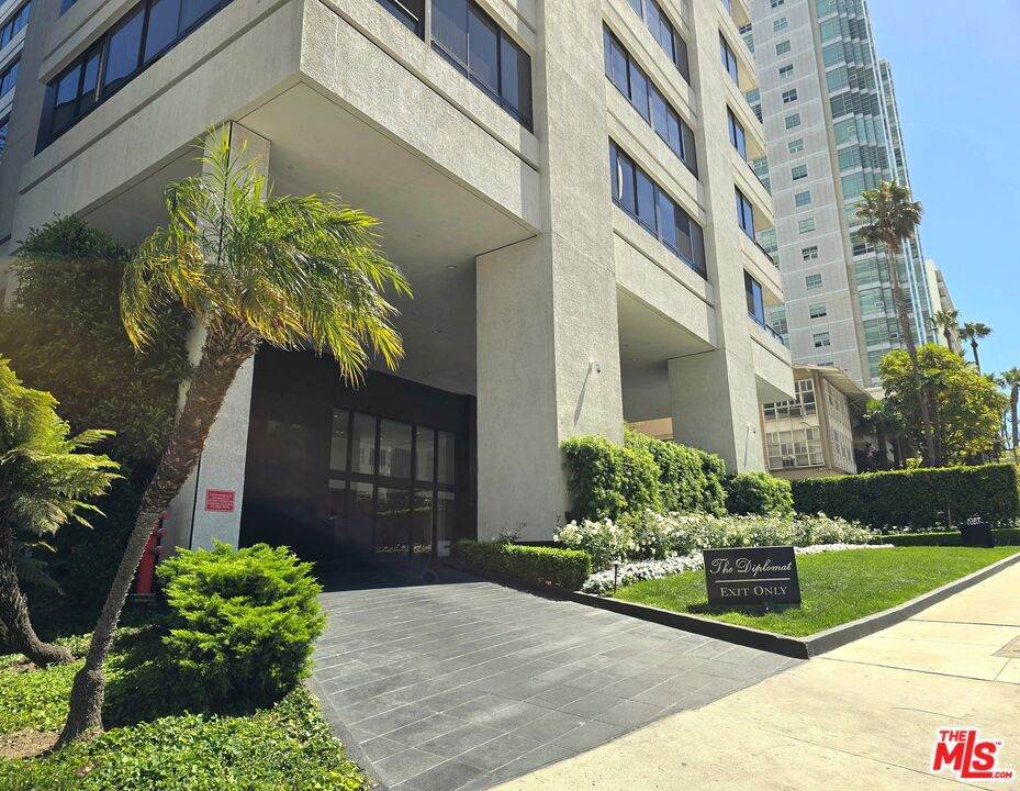 10350 Wilshire Boulevard - Photo 1