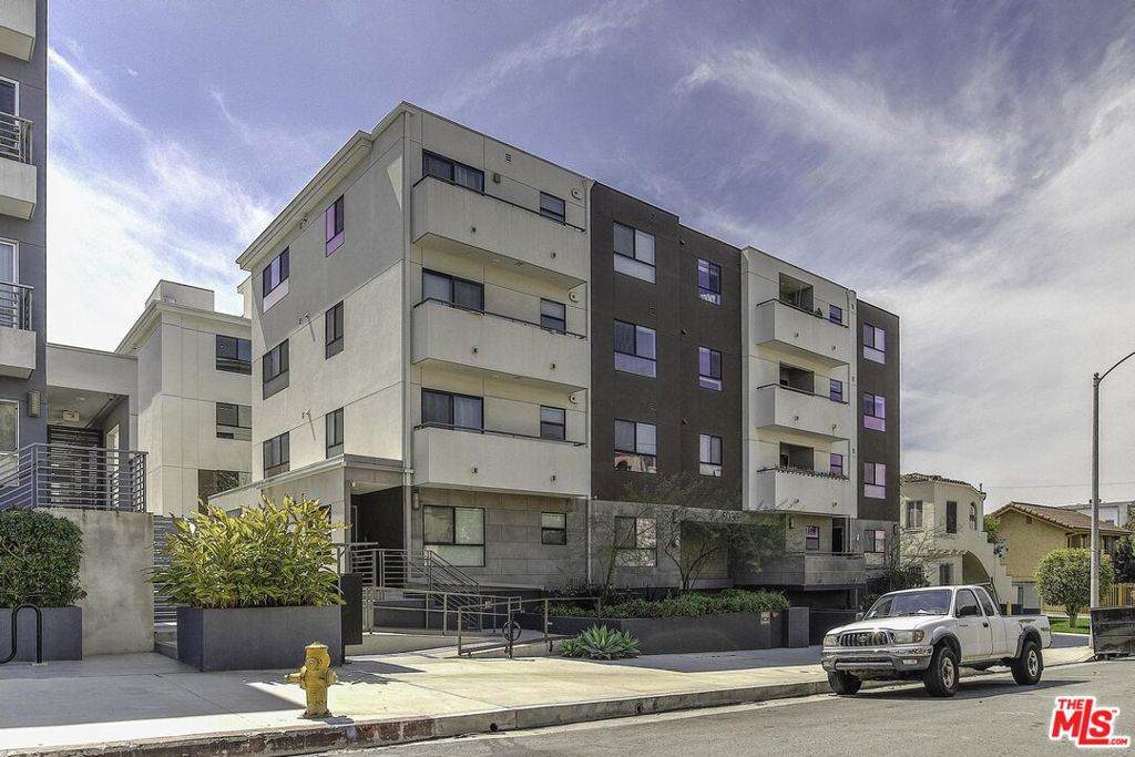 5030 Rosewood Avenue - Photo 1