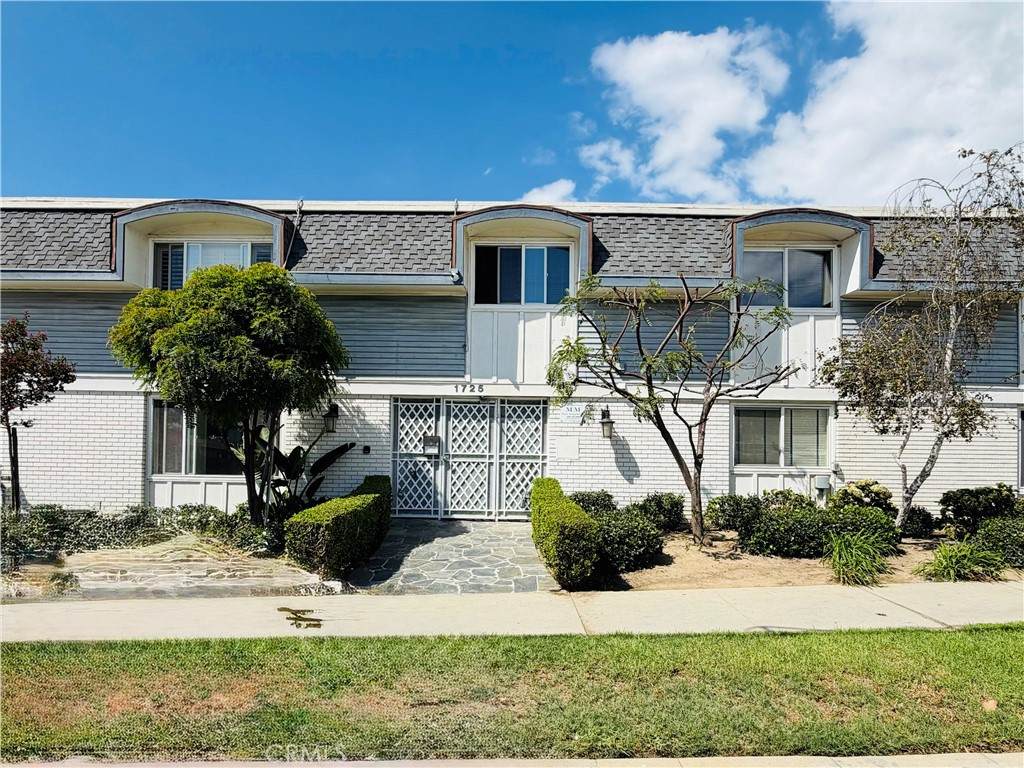 1725 Loma Avenue - Photo 1