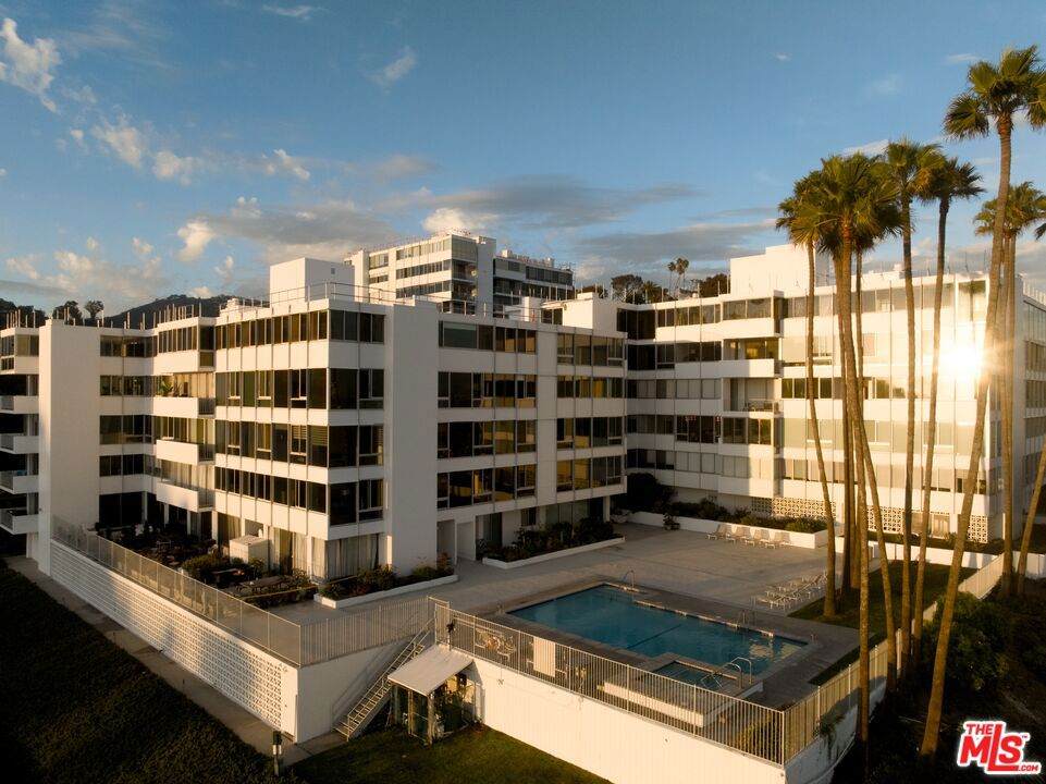 17366 Sunset Boulevard - Photo 1