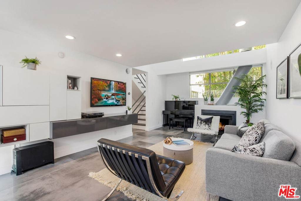 821 Bay Street - Photo 1